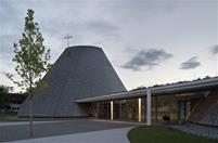 Chiesa parrocchiale di San Josef con area del foyer, a destra (© Christoph Stepan)
