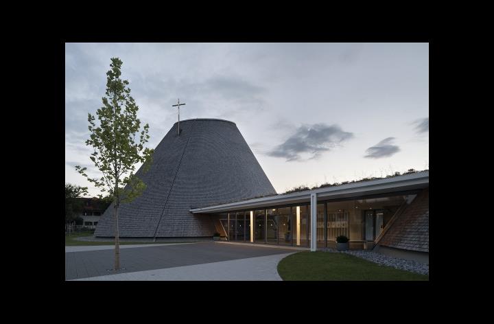 Chiesa parrocchiale di San Josef con area del foyer, a destra (© Christoph Stepan)