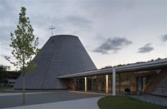 Chiesa parrocchiale di San Josef con area del foyer, a destra (© Christoph Stepan)