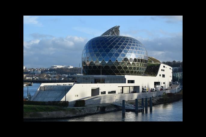 CIMU - ILE DE SEGUIN (Bildmitte) mit Sonnensegel im Hintergrund (© sblumer ZT GmbH)