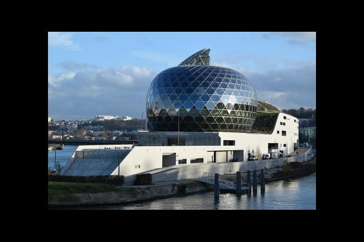 CIMU - ILE DE SEGUIN (Bildmitte) mit Sonnensegel im Hintergrund (© sblumer ZT GmbH)