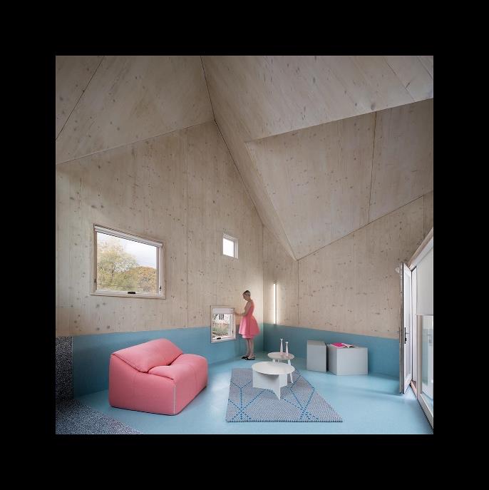 Innenansicht mit der einzigartigen Satteldacharchitektur (© NAARO | naaro.com)