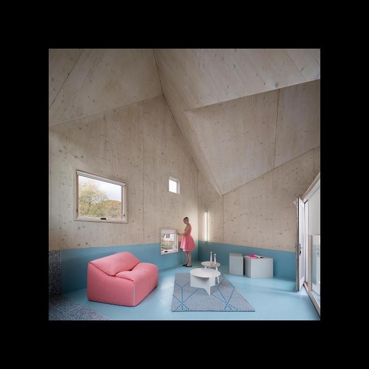 Innenansicht mit der einzigartigen Satteldacharchitektur (© NAARO | naaro.com)