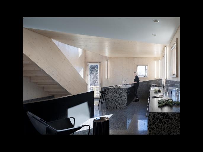 Vista interna con scala CLT (© NAARO | naaro.com)