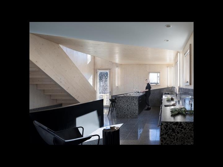 Vista interna con scala CLT (© NAARO | naaro.com)