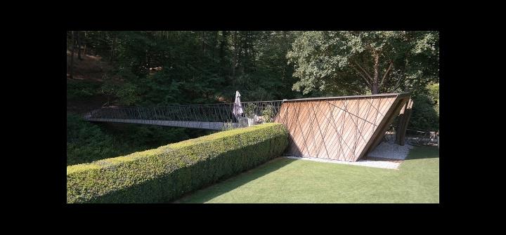 Fußgängersteg mit gartenseitigem Gerätehaus (© 4juu architekten)