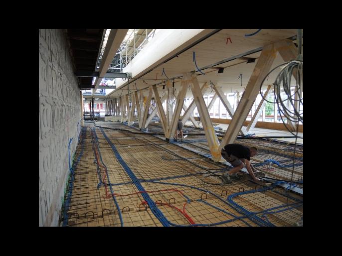 Travature dal pavimento al soffitto con diagonali in acciaio integrate in solette composte legno-calcestruzzo (© Indermühle Bauingenieure)