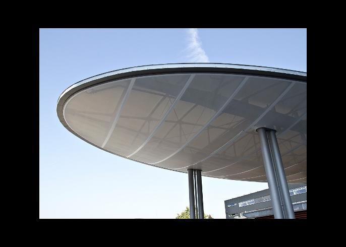 Sichtbare Stahlunterkonstruktion durch transluszente Membrane (© Guido Kranz)