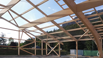 Vista interna della struttura in legno della copertura dei due campi da tennis, Montmélian, Francia (© cbs-cbt)
