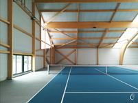 Vista interna in lunghezza di uno dei campo da tennis coperti, Montmélian, Francia (© cbs-cbt)