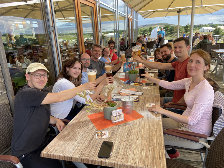 Il team Dlubal Lipsia nel locale Kanu Wildwasser-Terrasse