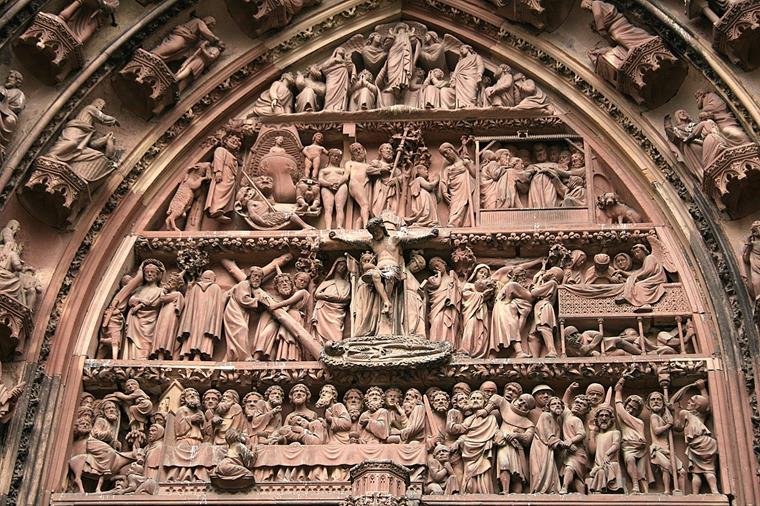 Intricate decorazioni sulla cattedrale di Strasburgo