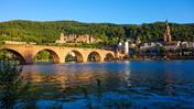 Il vecchio ponte di Heidelberg, in Germania, con il castello di Heidelberg dietro