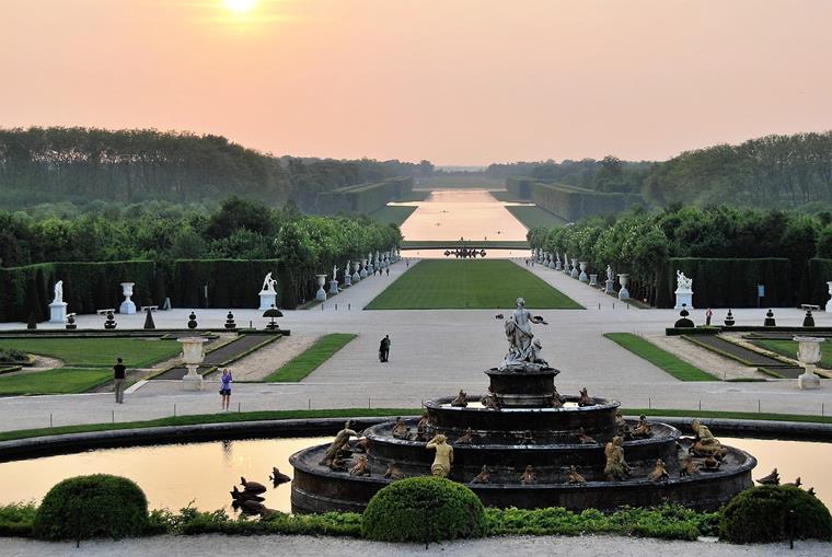 Una parte dei giardini della Reggia di Versailles, Francia