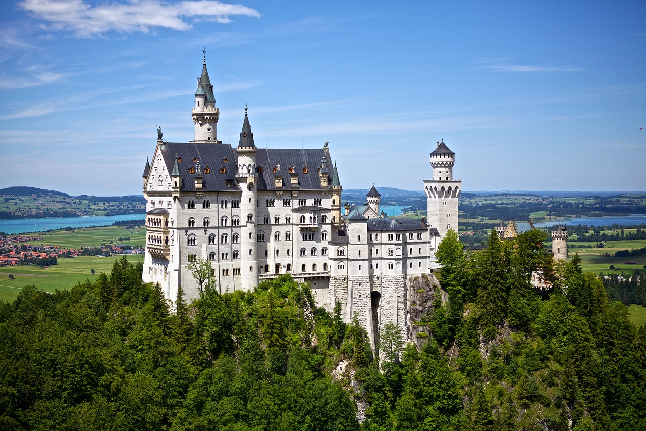 Vista del castello da favola di Neuschwanstein