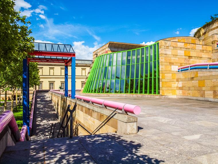L'ampliamento post-moderno della Nuova Galleria di Stato di Stoccarda porta un nuovo colore nel paesaggio urbano.