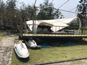 Oggi, molti edifici nel villaggio degli UFO sono crollati.