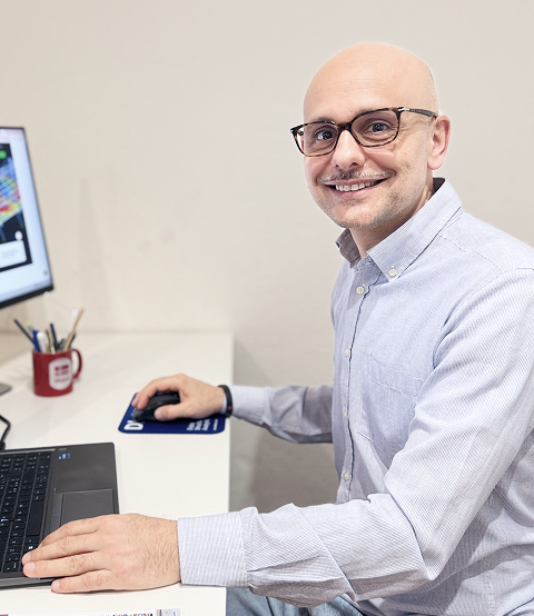 Un gruppo di dipendenti in posa insieme, esibendo il lavoro di squadra e la diversità.