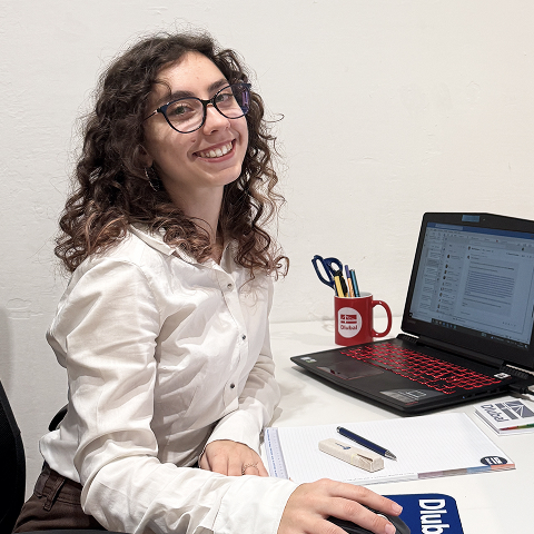 Gruppo di professionisti a un evento di carriera, discute delle opportunità future.