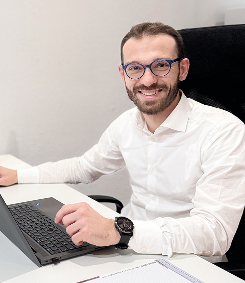 Un gruppo di giovani professionisti impegnati in una discussione collaborativa, concentrati su un progetto condiviso in un contesto di ufficio.