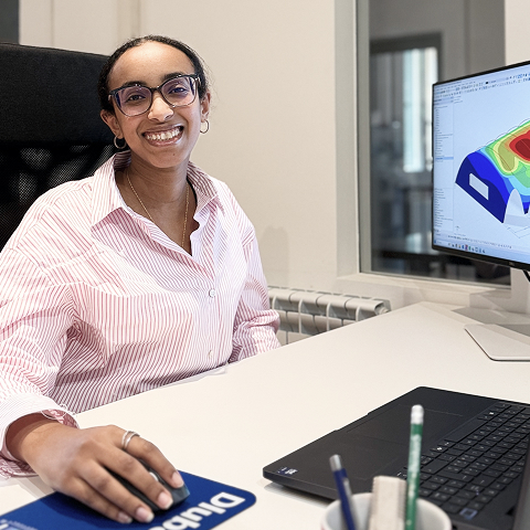 Un team stimolante discute le strategie per lo sviluppo della carriera in contesti ingegneristici, condividendo competenze e approfondimenti per la crescita professionale.