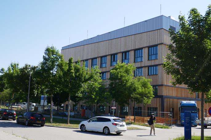 Architettura moderna di un edificio di laboratori a Garching vicino a Monaco, realizzato con materiali in legno.