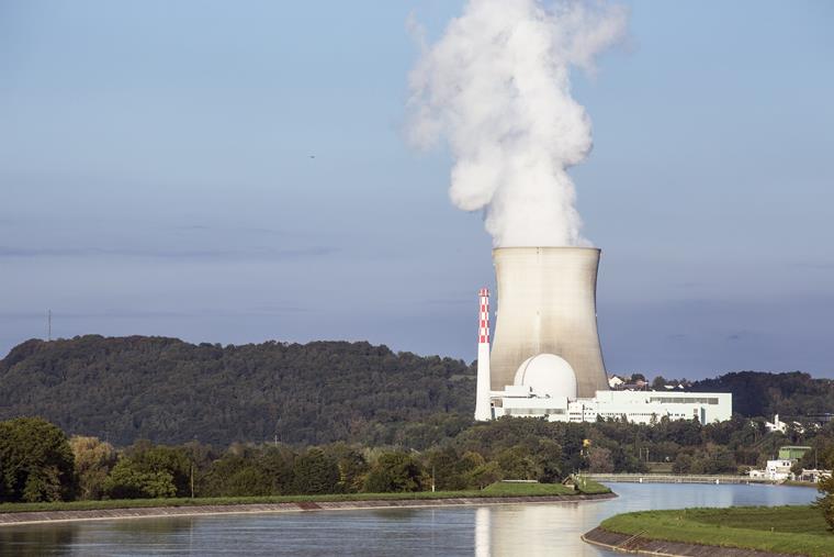 Centrale nucleare di Leibstadt (Svizzera) con torre di raffreddamento