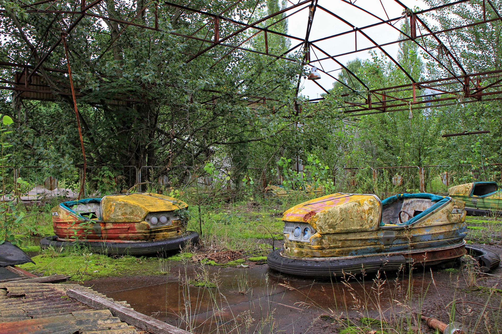 Nessuno ci sale più: autoscontro nel parco divertimenti abbandonato vicino a Chernobyl.