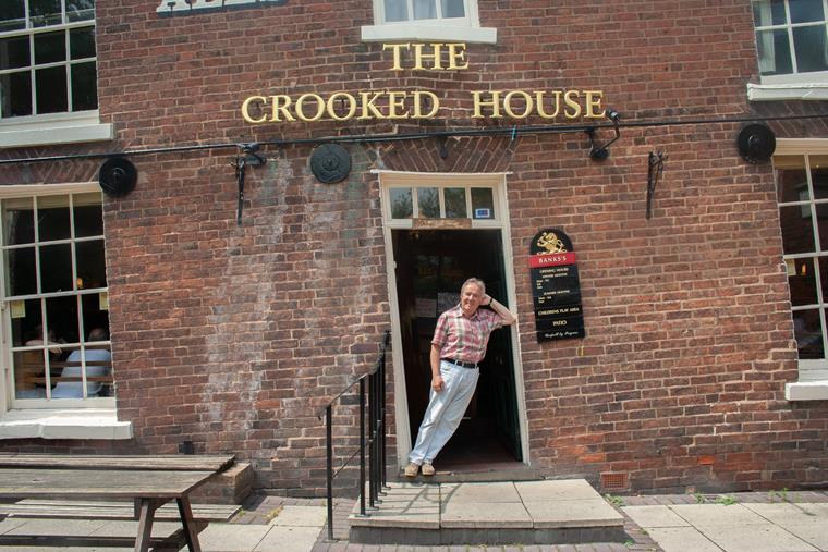 Molti visitatori sono stati attratti dal fascino visivo del Crooked House Pub.