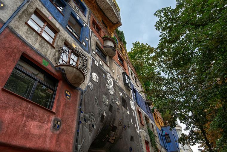 La facciata della Hundertwasserhaus a Vienna richiede una manutenzione regolare.