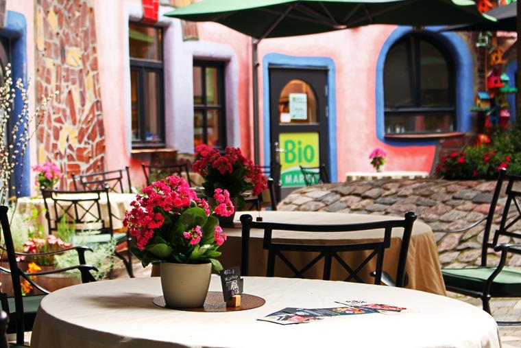 Il cortile della Hundertwasserhaus di Magdeburgo è altrettanto impressionante.