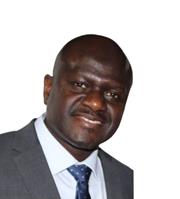 Portrait professionnel d'Alioune Diedhiou avec un éclairage neutre