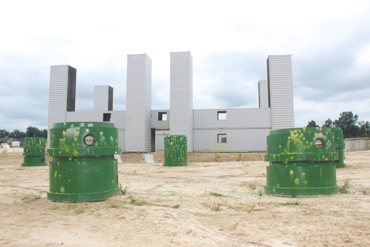 Castello di Bowser in costruzione modulare in acciaio presso il GG Sports Park, USA, © Warren County Record