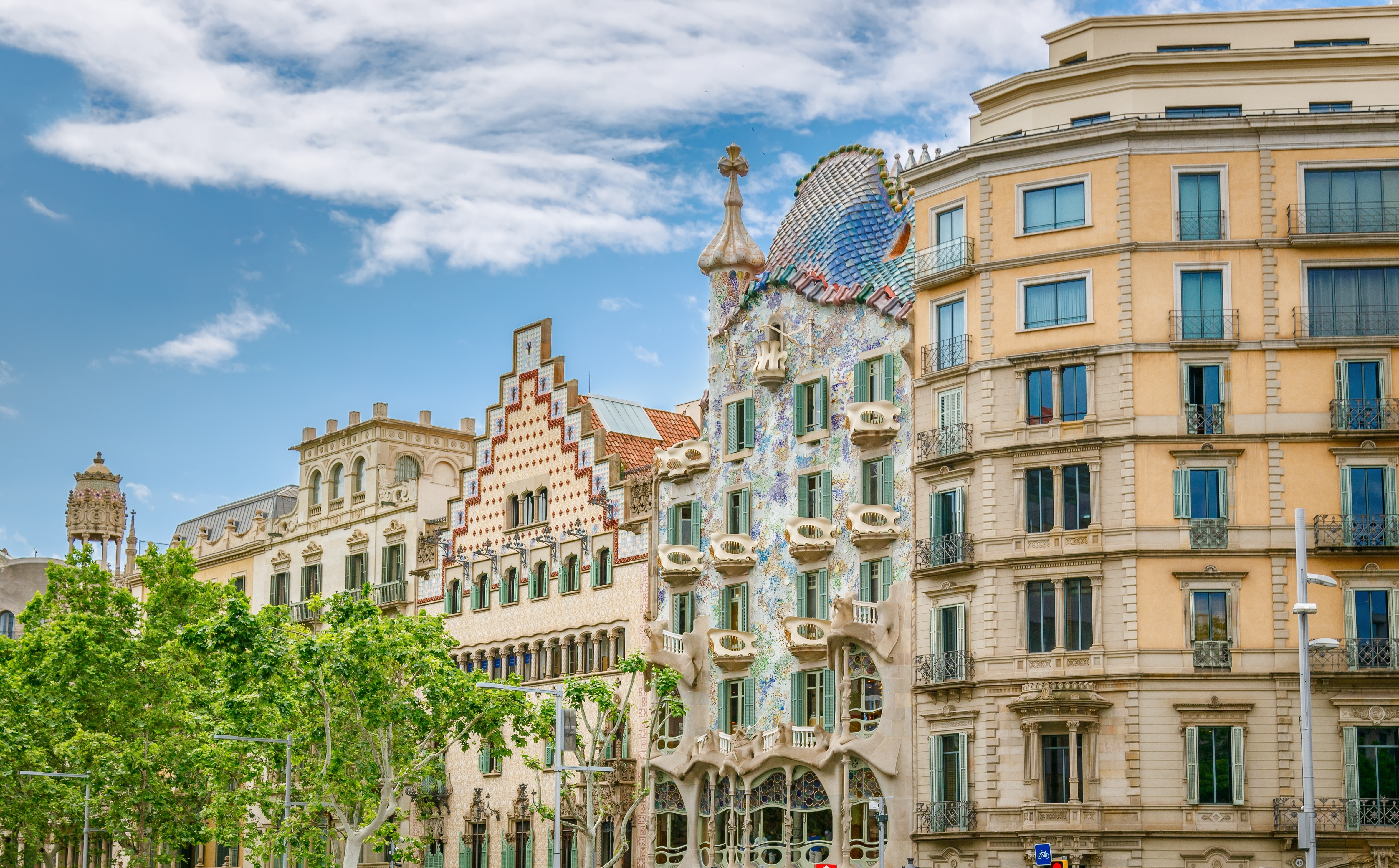 Vista della facciata della Casa Batlló in stile modernista di Antoni Gaudí a Barcellona