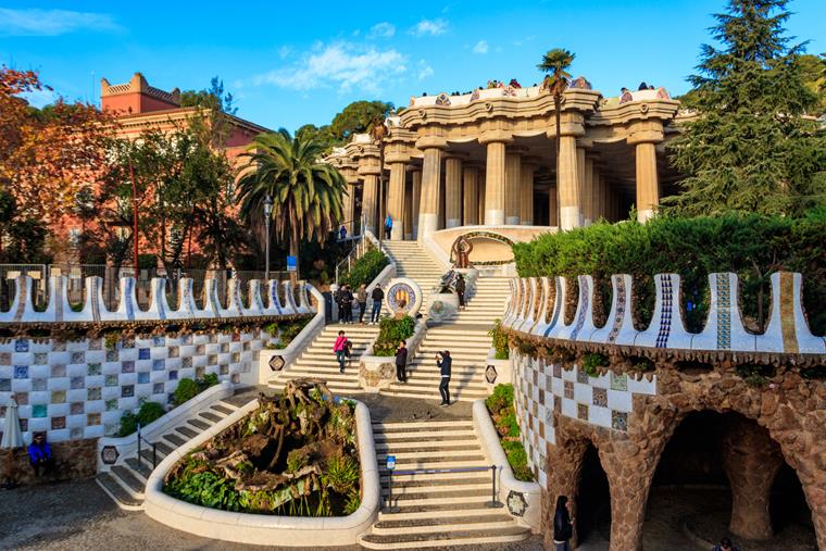 Parco Güell a Barcellona mostra la connessione armoniosa di Gaudí tra natura e dettagli scultorei