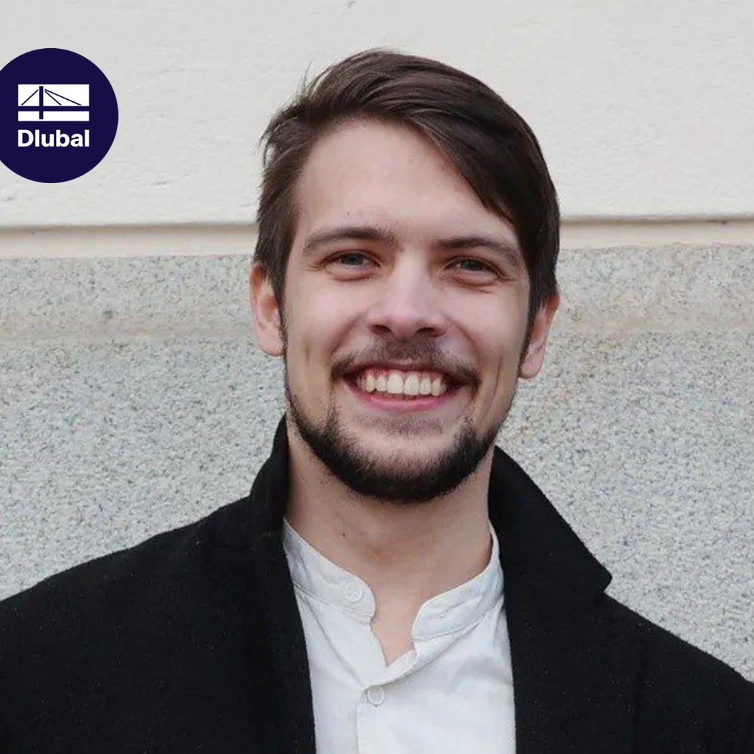 Ritratto di Artem, il nuovo membro del team con un sorriso amichevole e sicuro di sé