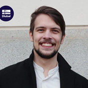 Ritratto di Artem, il nuovo membro del team con un sorriso amichevole e sicuro di sé