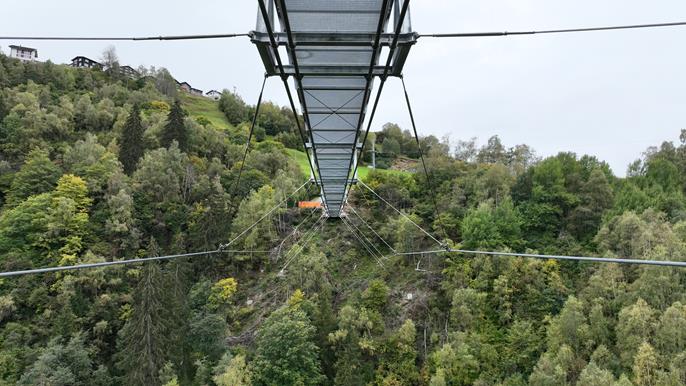 Il ponte pedonale più lungo dei Grigioni con sei cavi portanti e cavi di ancoraggio | I test di carico confermano la precisione
