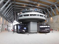 Cabine moderne e imponente con travi in acciaio e copertura in legno, progettata per ottimizzare il trasporto in montagna.