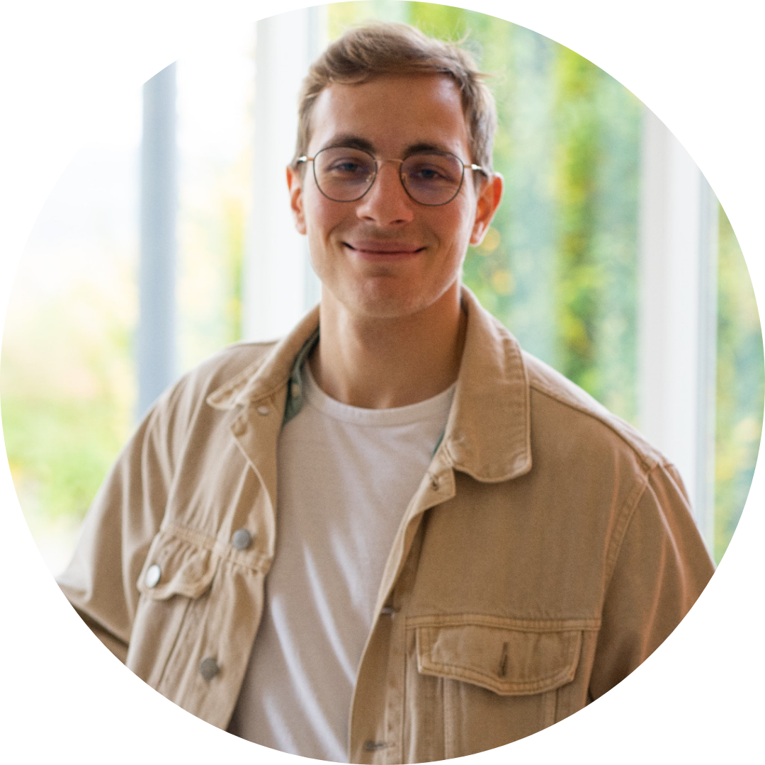 Ritratto fotografico del COO Daniel su uno striscione con informazioni di contatto e indirizzo e-mail.