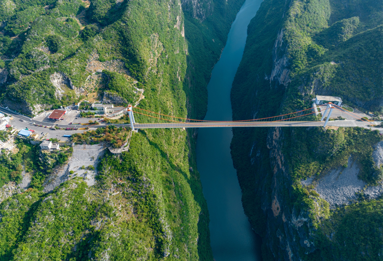 Beipanjiang Bridge che attraversa un profondo canyon in Cina, conosciuto come il ponte più alto del mondo