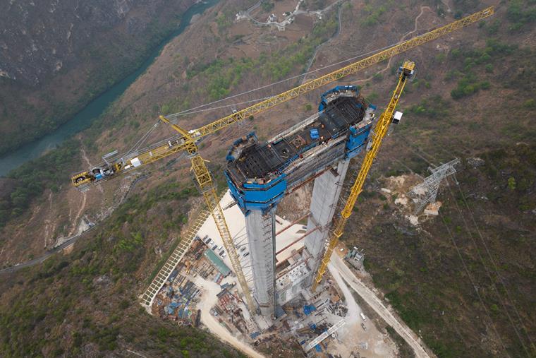 Costruzione di un pilastro per il Ponte Huajiang in Cina nel 2023.