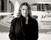 Die futuristischen Gebäudeentwürfe von Zaha Hadid zeigen innovative Formen und geschwungene Strukturen.