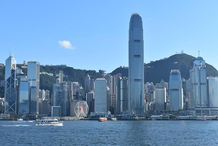 Moderne grattacieli a Hong Kong, simbolo di costruzione urbana avanzata e innovazione architettonica.