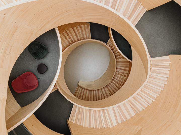 Vista interna dell'atrio di Erlenhof con la scala dal design moderno