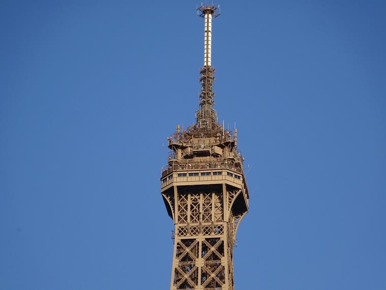 Torre di trasmissione presso la Torre Eiffel mostra tecnologia delle comunicazioni moderne su una struttura iconica.