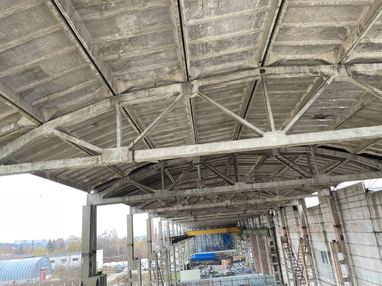 Struttura della copertura con travi in calcestruzzo precompresso nell'edificio abbandonato in vista strutturale