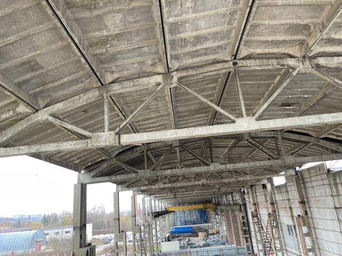 Struttura della copertura con travi in calcestruzzo precompresso nell'edificio abbandonato in vista strutturale