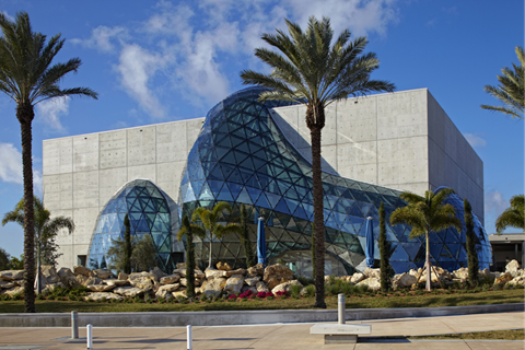Vista esterna del Museo Salvador Dalí a St. Petersburg, Florida, che mostra il suo design architettonico unico.