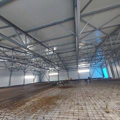 Vista di una piastra di base con l'armatura creata di un cantiere. Le barre di armatura sono disposte fittamente.